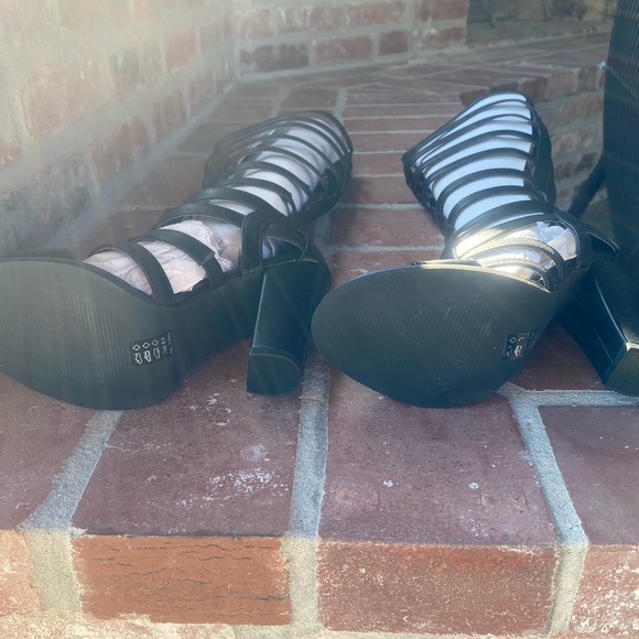 NIB Black gladiator sandals with heel - Picture 3 of 5